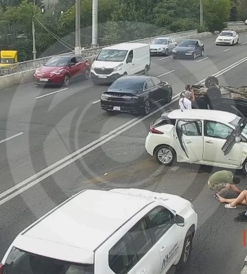 На мосту розчавлені авто та постраждалі: у Дніпрі ДТП заблокувала рух