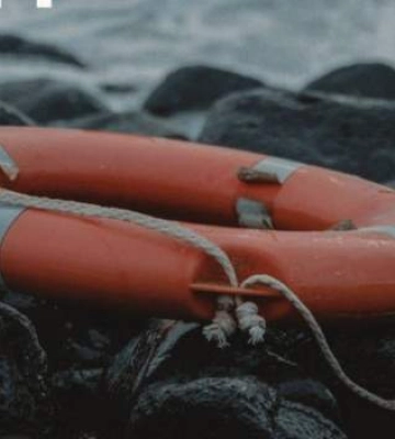 В Одессе трех подростков на матрасе унесло в море