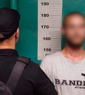 В метро Києва поліція затримала &quot;зачепера&quot;, який п’яним на спір катався між вагонами