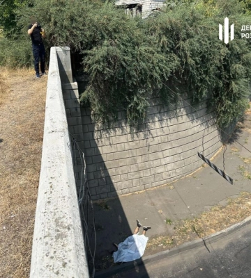 ДБР розслідує обставини смерті чоловіка, який стрибнув з моста під час перевірки облікових документів