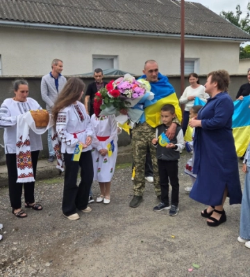 З квітами і короваєм: Заставна зустріла свого Захисника