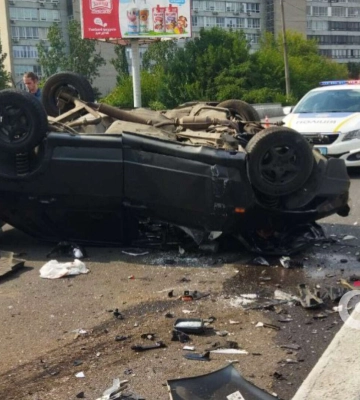 На мосту розчавлені авто та постраждалі: у Дніпрі ДТП заблокувала рух