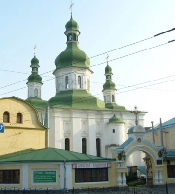 Аварійно просів асфальт: у Києві на Лаврській частково обмежили рух