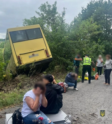 На Вінниччині автобус з'їхав у кювет: травмовані п'ять пасажирів
