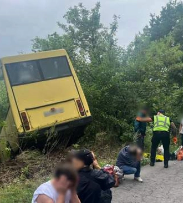 На Вінниччині автобус з'їхав у кювет: травмовані п'ять пасажирів