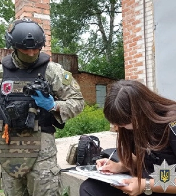 Підозрюваний у подвійному вбивстві застрелився під час перемовин з поліцією на Вінниччині
