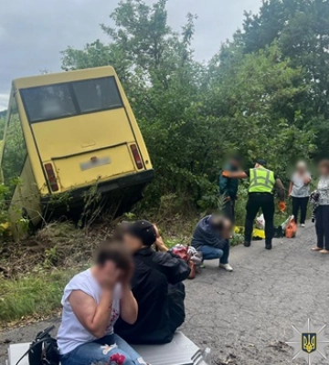 На Вінниччині автобус з пасажирами злетів у кювет