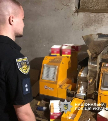 На Харківщині двоє місцевих жителів організували нелегальний цех з виробництва цигарок — поліція