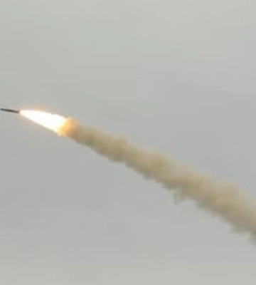 Ракеты после дронов: Россия целит по домам киевлян
