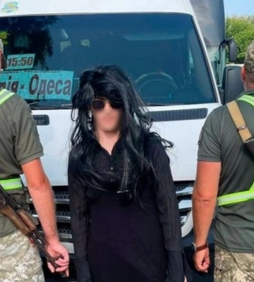 На Одещині прикордонники викрили ухилянта, який одягнувся жінкою (ВІДЕО) На Одещині прикордонники викрили ухилянта, який одягнувся жінкою (ВІДЕО)