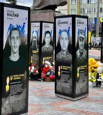 На майдані Незалежності в Рівному з'явилося ще два десятки портретів полеглих на війні Героїв