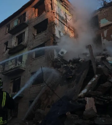 У Києві ракета зруйнувала під&#039;їзд дев&#039;ятиповерхівки: у столиці вже два десятка поранених