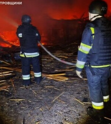 РФ вдарила по підприємствах на Дніпропетровщині: виникли пожежі. ФОТОрепортаж