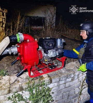 РФ вдарила по підприємствах на Дніпропетровщині: виникли пожежі. ФОТОрепортаж