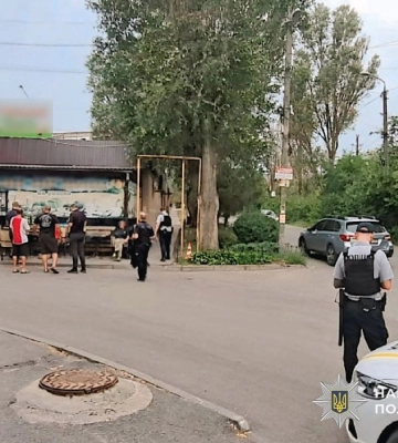 У Дніпрі чоловік поранив перехожого ножем