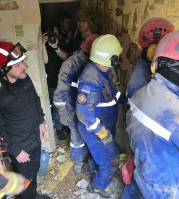 У Києві триває рятувальна операція на одному з місць влучання – під завалами затиснутий чоловік