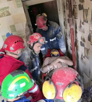Чоловіка дістали з-під завалів зруйнованого внаслідок удару РФ під’їзду в Києві. ФОТО
