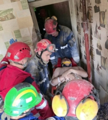 У Києві з-під завалів зруйнованого під&#039;їзду врятували чоловіка