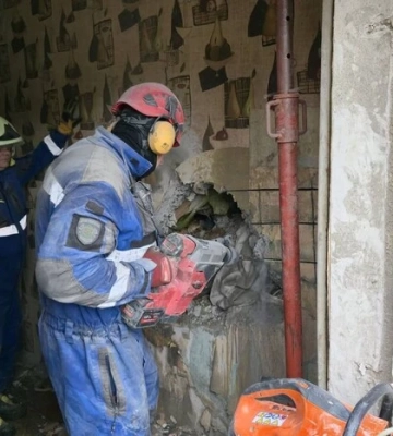 Дивом вижив. Чоловіка, який три години провів під завалами, врятовано 