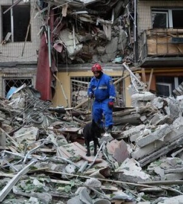 До 10 осіб можуть перебувати під завалами зруйнованого росіянами будинку в Святошинському районі Києва, - МВС