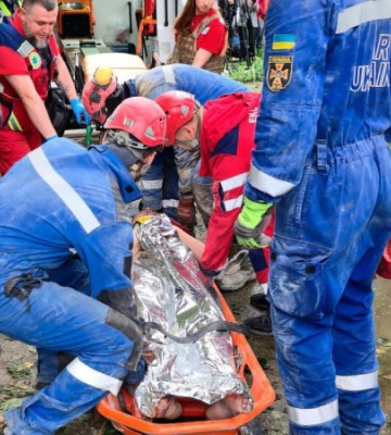 У Києві рятувальники визволили чоловіка з-під завалів зруйнованого росіянами будинку