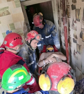 В Киеве достали мужчину из-под завалов дома В Киеве достали мужчину из-под завалов дома