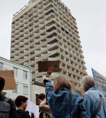 Под Верховной Радой собрался митинг: киевляне встретили криками нардепа Безуглую (фото, видео)