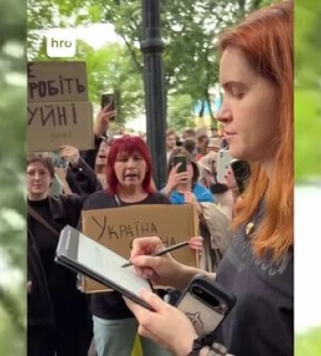 Учасники акції протесту біля Верховної Ради зустріли нардепку Безуглу вигуками "Іди на роботу". ВIДЕО
