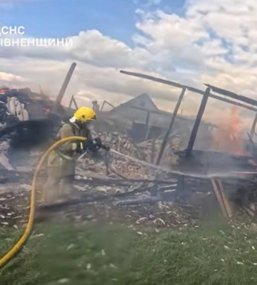 Вогонь знищив речі, солому та пиломатеріали: у селі на Рівненщині горіли господарські будівлі