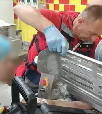 У Луцьку жінка засунула руку в тісторозкатувальну машину: працювали рятувальники (відео)