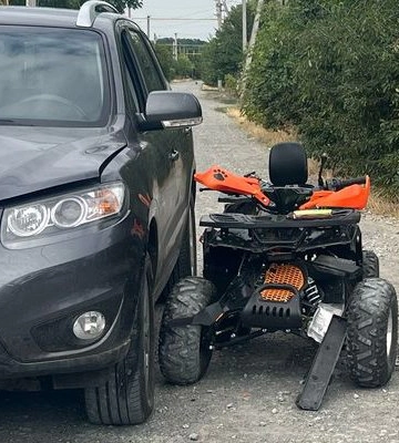 На Одещині шестирічний хлопчик на дитячому квадроциклі врізався в авто – постраждала десятирічна дівчинка