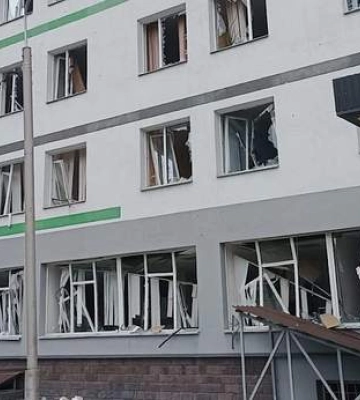 Выбитые окна и разбитые фасады: в Киеве повреждены три медучреждения из-за ночного обстрела