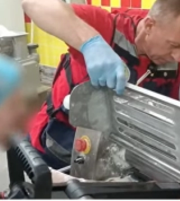 У Луцьку рятувальники звільнили руку жінки, яка потрапила в тісторозкатувальну машинку