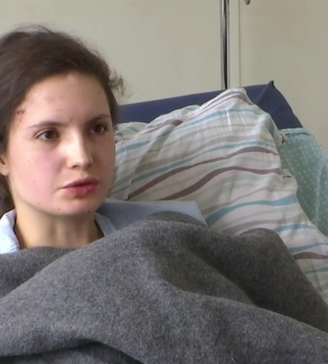 Дівчина вилетіла з 9 поверху під час атаки РФ та залишилася живою (ВІДЕО)