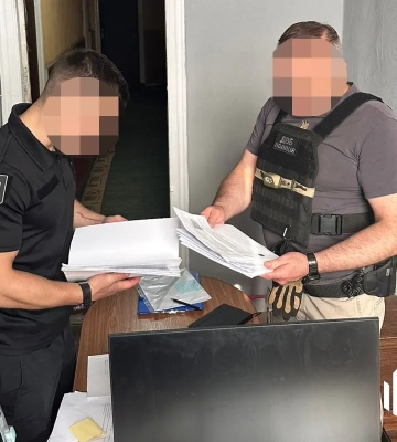 У Харкові правоохоронець влаштував ухилянту супровід у ТЦК для зняття з розшуку