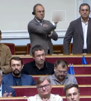 Народный депутат "Батькивщины" показал непристойный жест во время выступления Тимошенко в ВР (ВИДЕО) Народный депутат "Батькивщины" показал непристойный жест во время выступления Тимошенко в ВР (ВИДЕО)