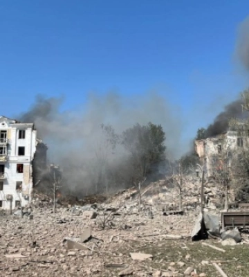 У центрі Краматорська від удару РФ зруйнована половина п’ятиповерхівки - загинула людина, 11 поранених