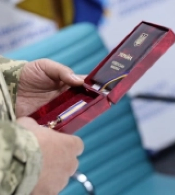 У Миколаєві батькам загиблого пілота Павла Іванова передали державну нагороду