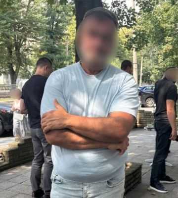 За чималі гроші пропонував дівчині посаду в Офісі Генпрокурора - у Києві викрито спритника