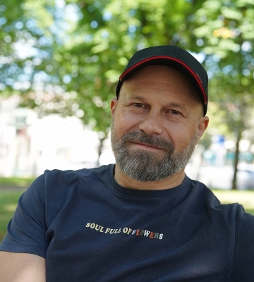 «Тіло моє в Одесі, але душа моя, мої думки – всі в Херсоні». Сергій Михайловський про театр під обстрілами та життя в окупації