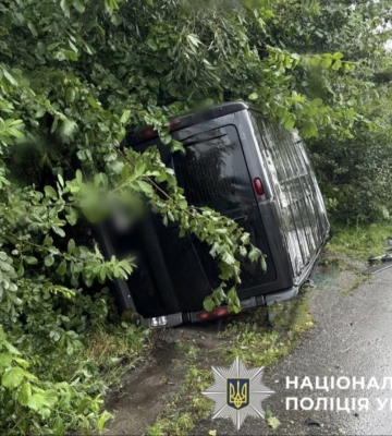 На Київщині внаслідок ДТП постраждали водійка та пасажирка легковика, - поліція. ФОТО