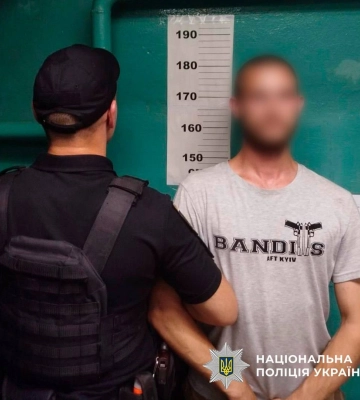 У Києві поліцейські затримали «зачепера», який катався між вагонами метро