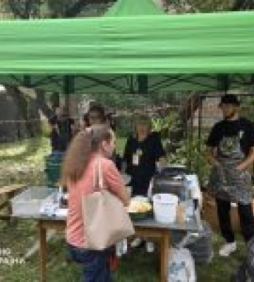 Кінологічні розрахунки в Києві шукають людей під завалами після російських ударів