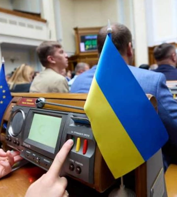 Росія масовано атакувала Київ, а Рада повернула повноваження НАБУ та САП. Головне за день