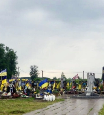 На Житомирщині повідомили про підозру жінці, яка продавала квіти з могил захисників