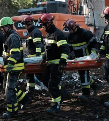 Атака по Киеву: в ГСЧС рассказали, сколько людей может быть под завалами многоэтажки