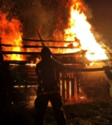 У селі на Волині згорів дерев'яний хлів У селі на Волині згорів дерев'яний хлів