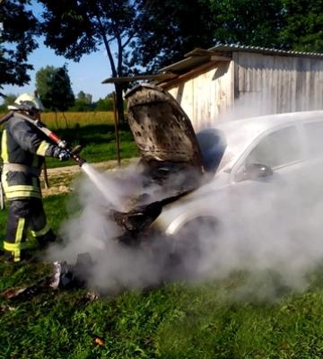 На Волині спалахнула автівка та загорівся дерев&#039;яний хлів