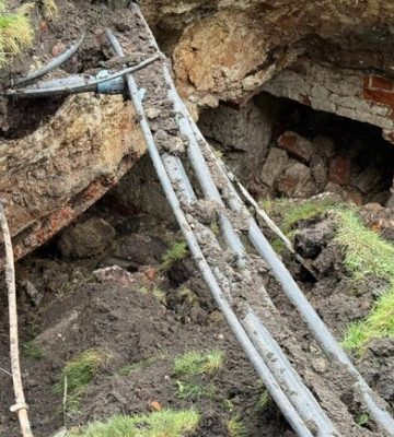 В харьковском сквере &quot;Стрелка&quot; обнаружили старинные катакомбы 