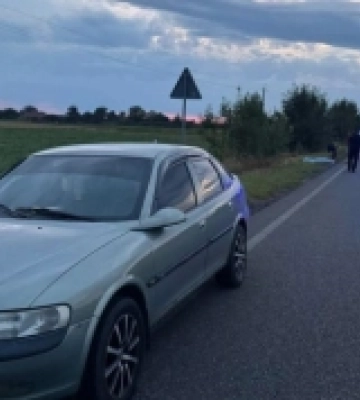 На Волині пасажирка вистрибнула з авто на ходу і потрапила під колеса